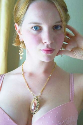 Проститутка Питера Валя с 4 размером груди предлагает интим услуги у метро Бухарестская  +7(911)830-07-16 