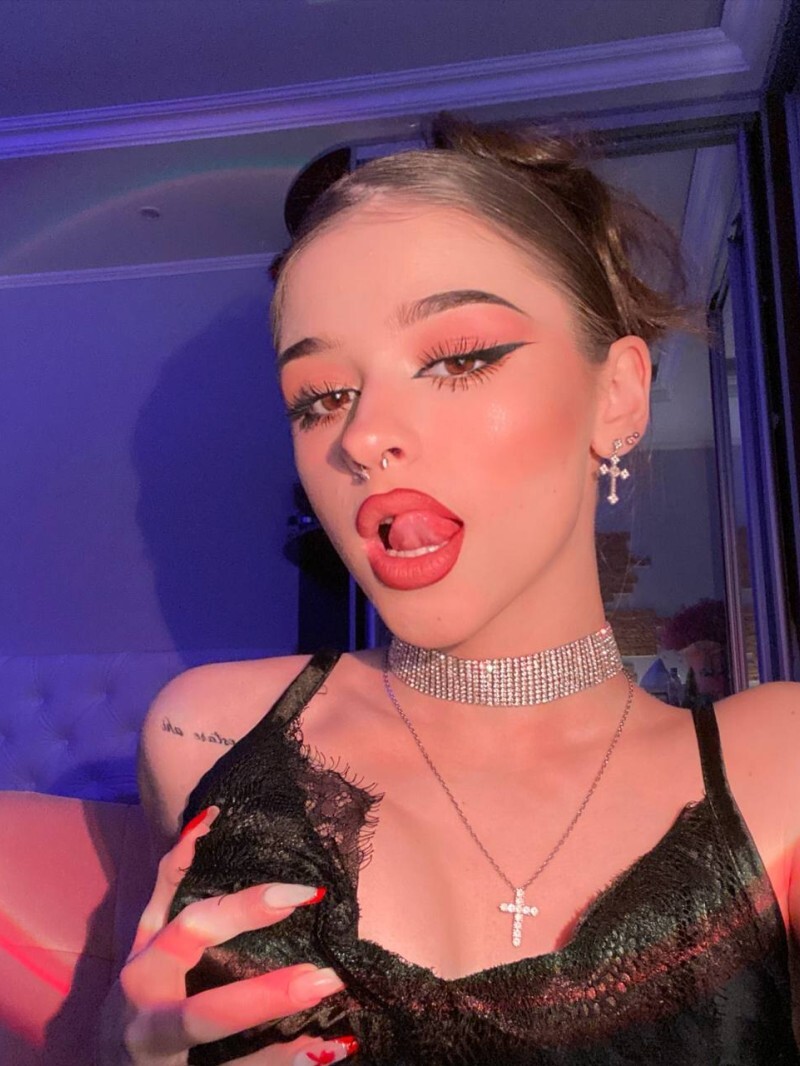 Проститутка Питера Вероника с 4 размером груди предлагает интим услуги у метро Гостинный Двор  +7(981)155-42-85 