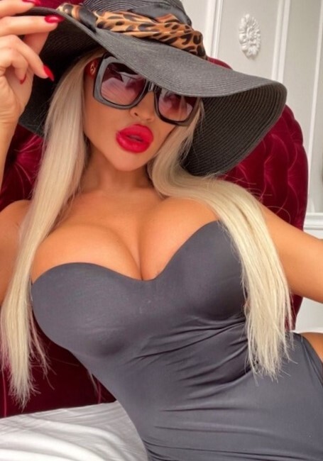 Проститутка Питера Маша с 5 размером груди предлагает интим услуги у метро Волковская  +7(981)136-33-84 