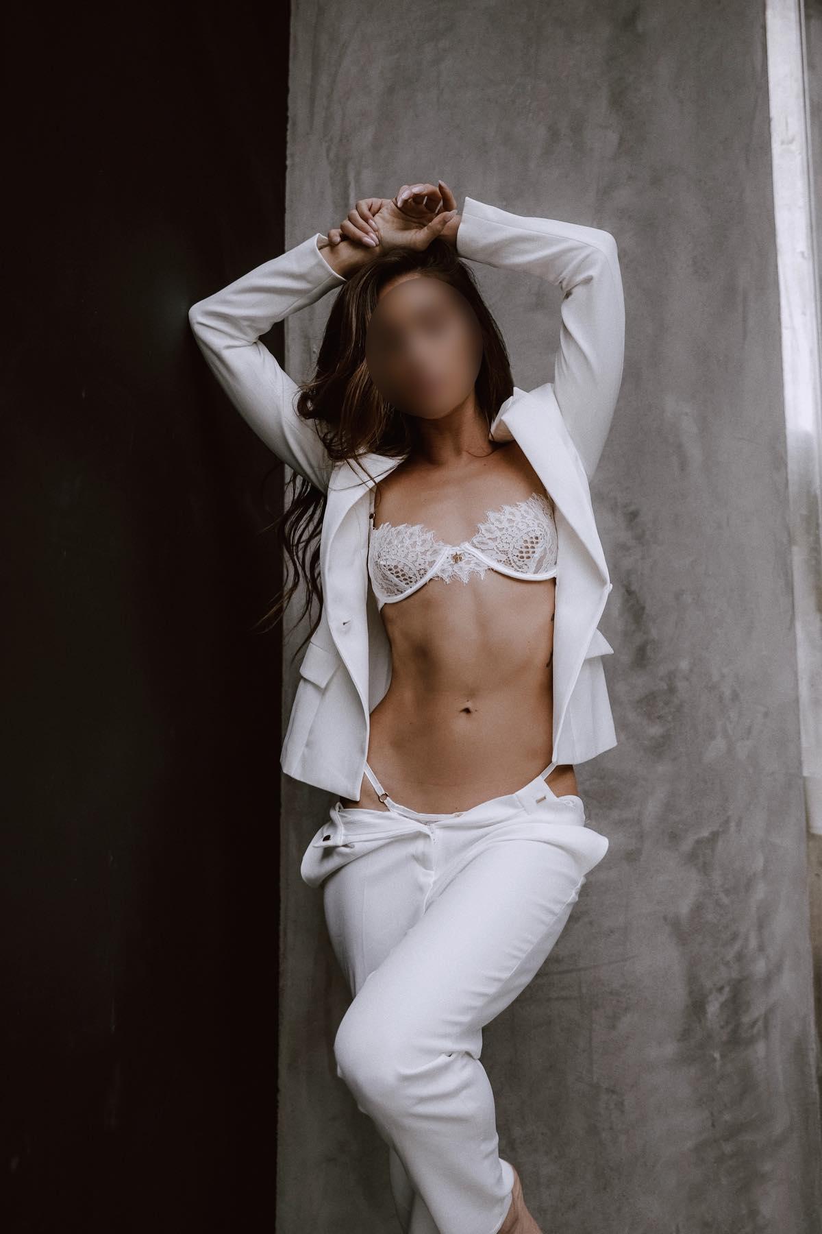 Проститутка Питера Нинель с 3 размером груди предлагает интим услуги у метро Площадь Александра Невского  +7(981)136-33-84 